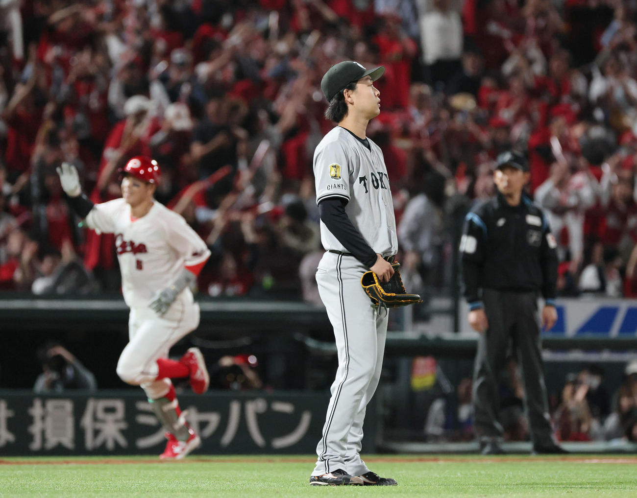 広島対巨人　6回裏広島1死満塁、小園（左）に逆転右越え満塁本塁打を浴びた山崎（撮影・加藤孝規）