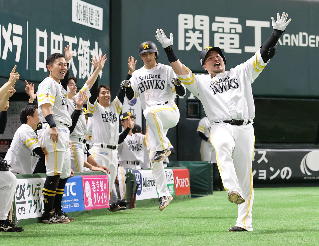 ソフトバンク対西武　6回裏ソフトバンク1死一塁、山川は左越えに2点本塁打を放ちポーズを決める（撮影・梅根麻紀）