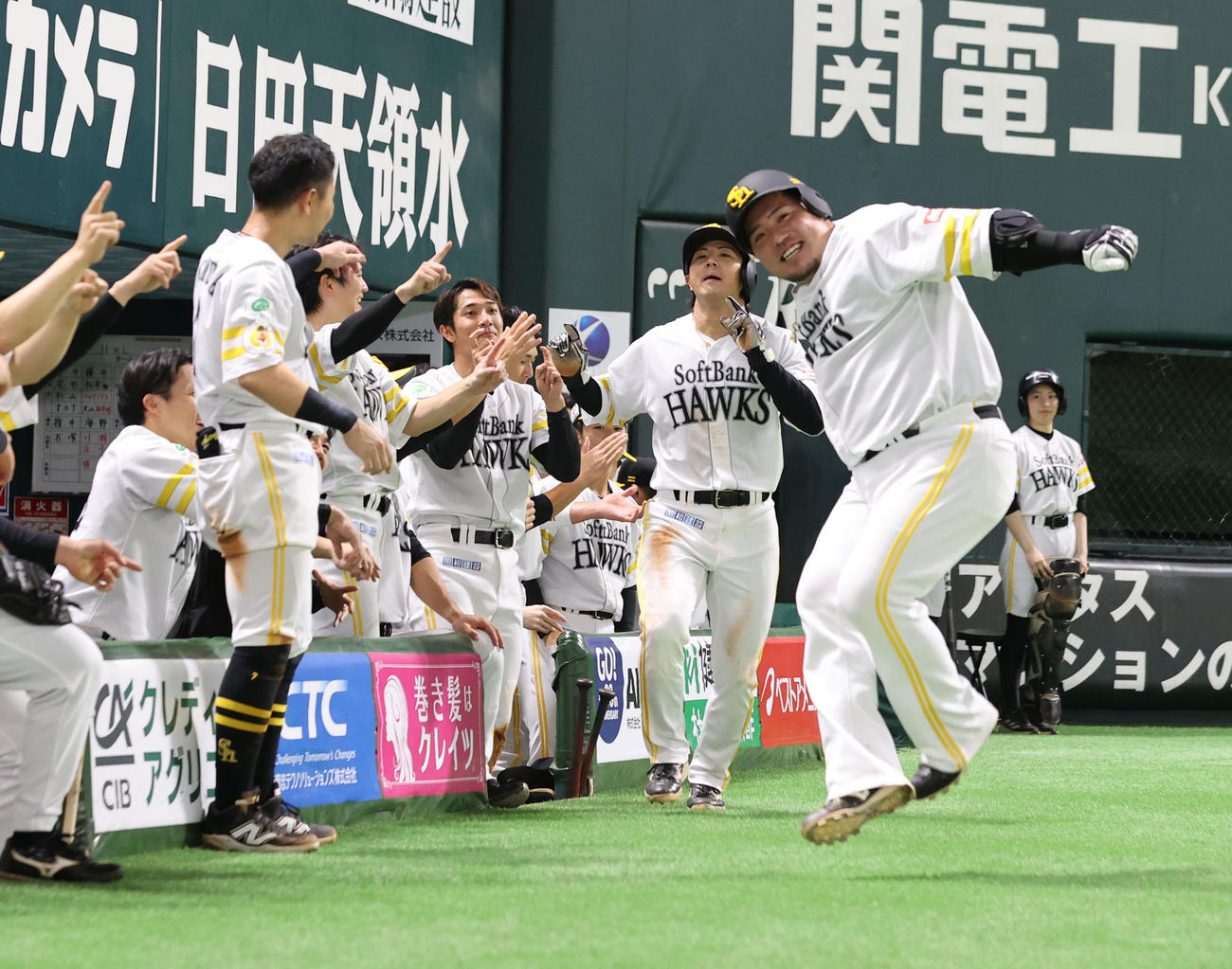 ソフトバンク対西武　6回裏ソフトバンク1死一塁、山川は左越えに2点本塁打を放ちポーズを決める（撮影・梅根麻紀）