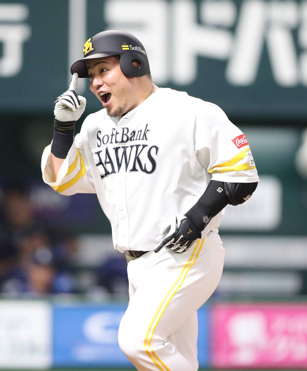 ソフトバンク対西武　6回裏ソフトバンク1死一塁、山川は左越えに2点本塁打を放ち笑顔（撮影・梅根麻紀）