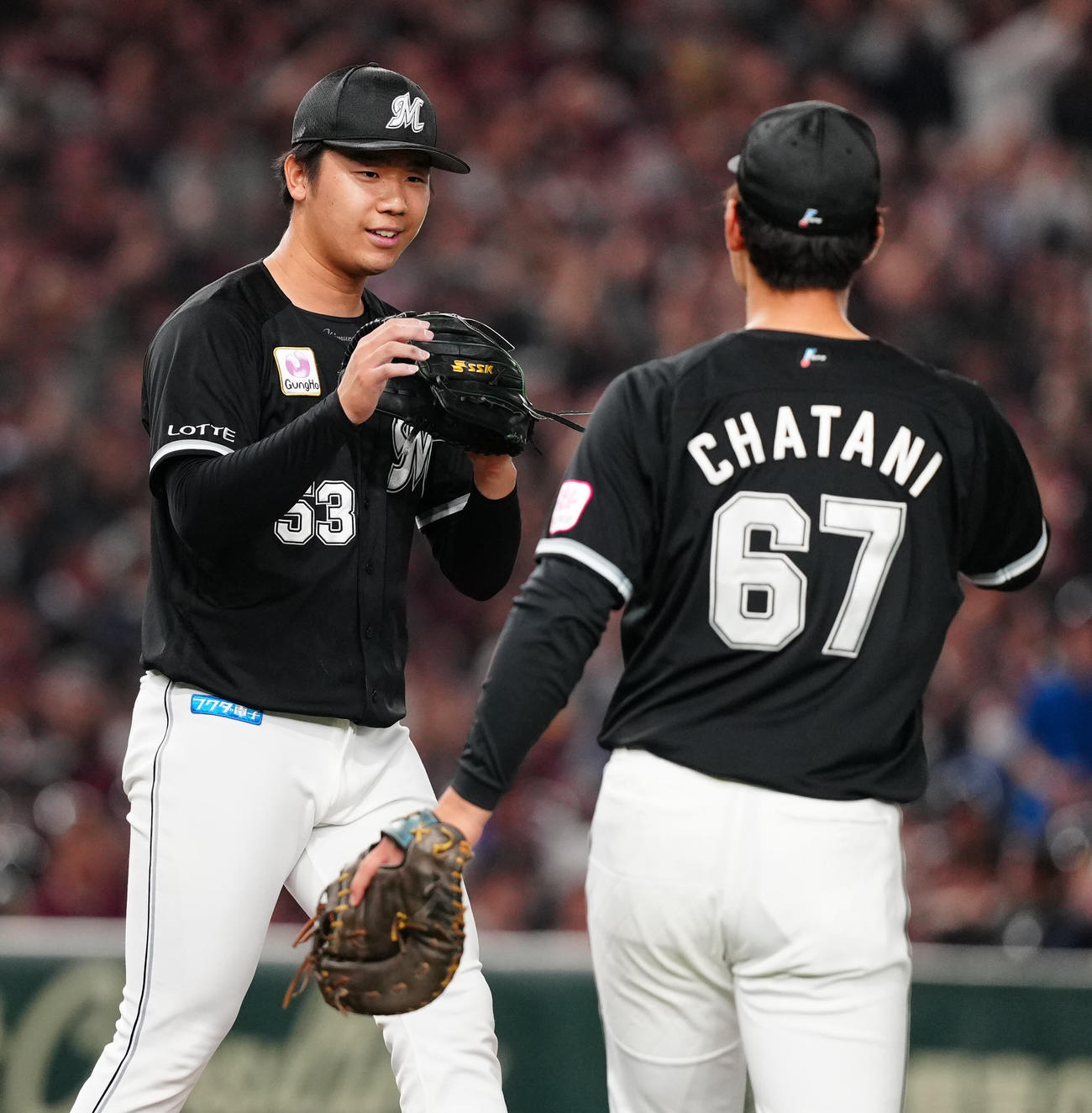 楽天対ロッテ　最後を締めたロッテ5番手の木村（左）（撮影・江口和貴）