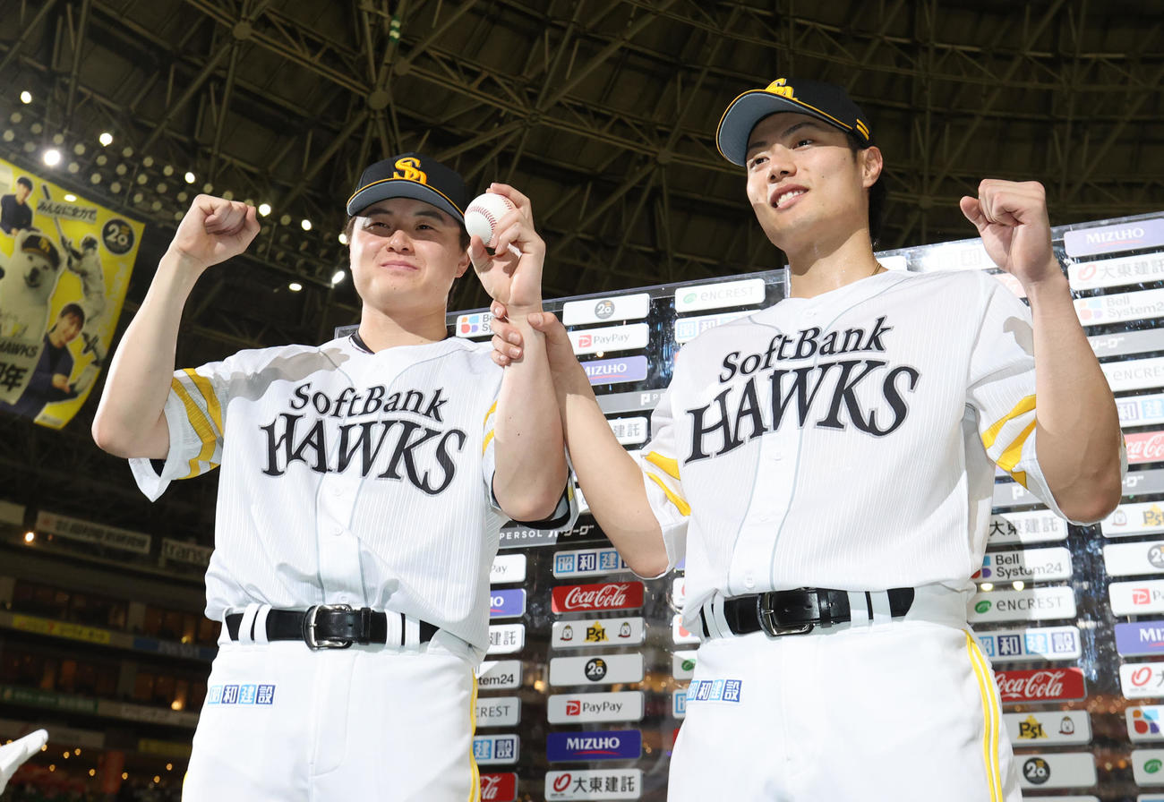 ソフトバンク対西武　ヒーローになった前田純（左）と渡辺はガッツポーズ（撮影・梅根麻紀）