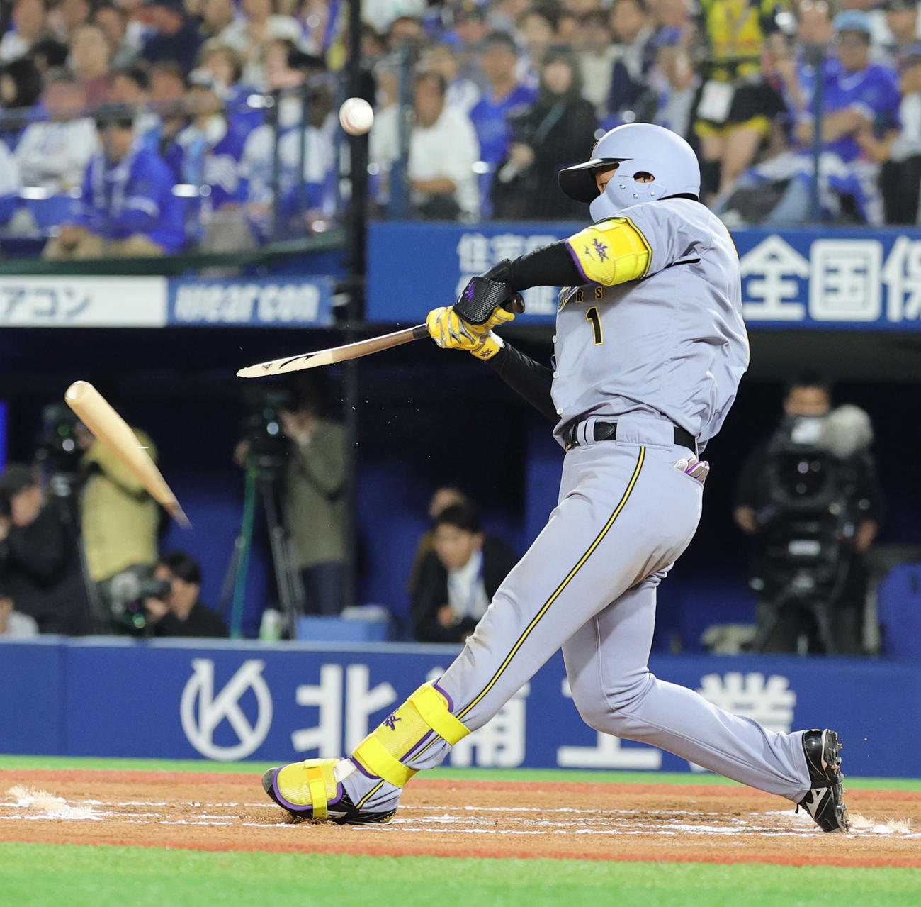 DeNA対阪神　6回表阪神無死二塁、バットを折られ一邪飛に倒れる森下（撮影・野上伸悟）