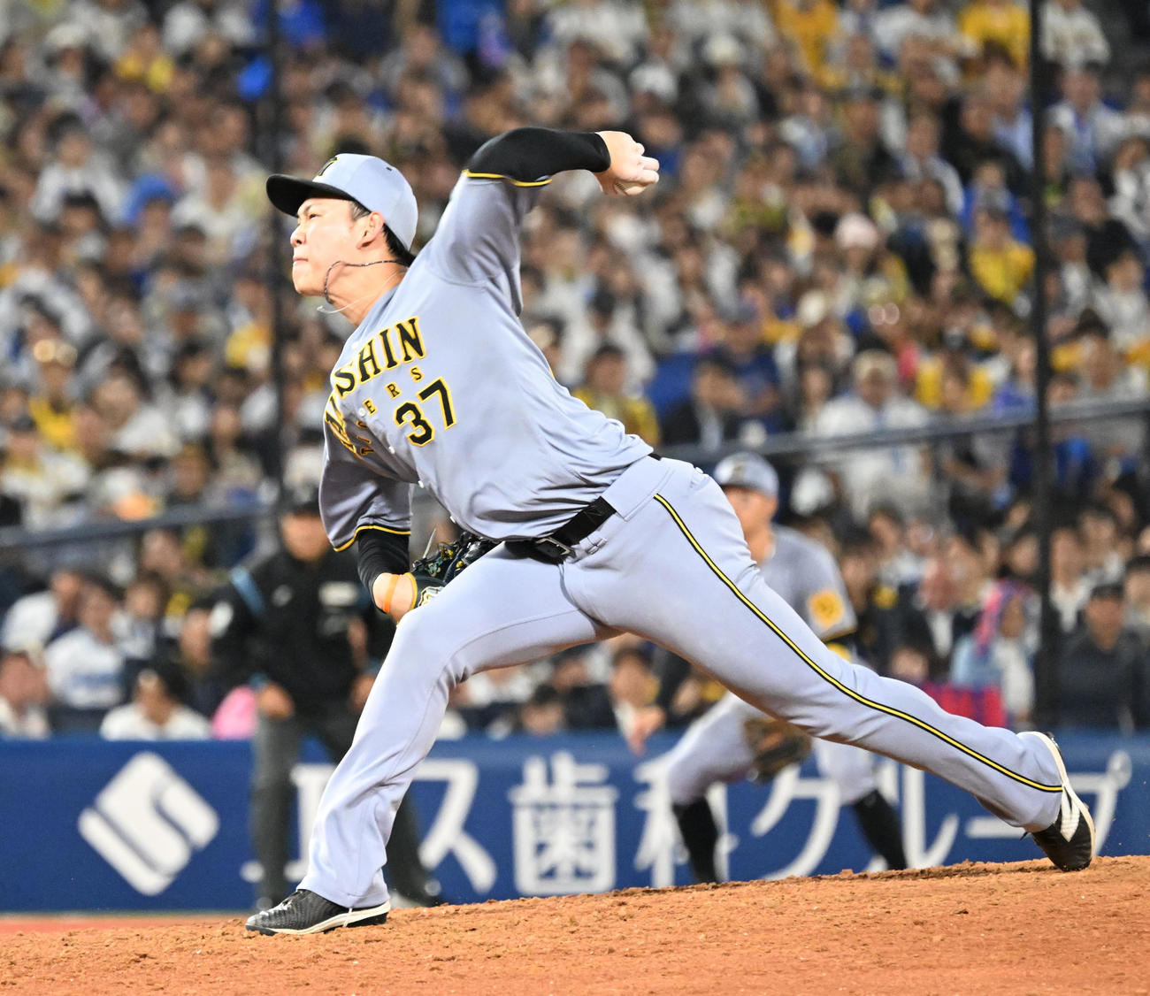 DeNA対阪神　8回に登板した阪神及川（撮影・千葉一成）