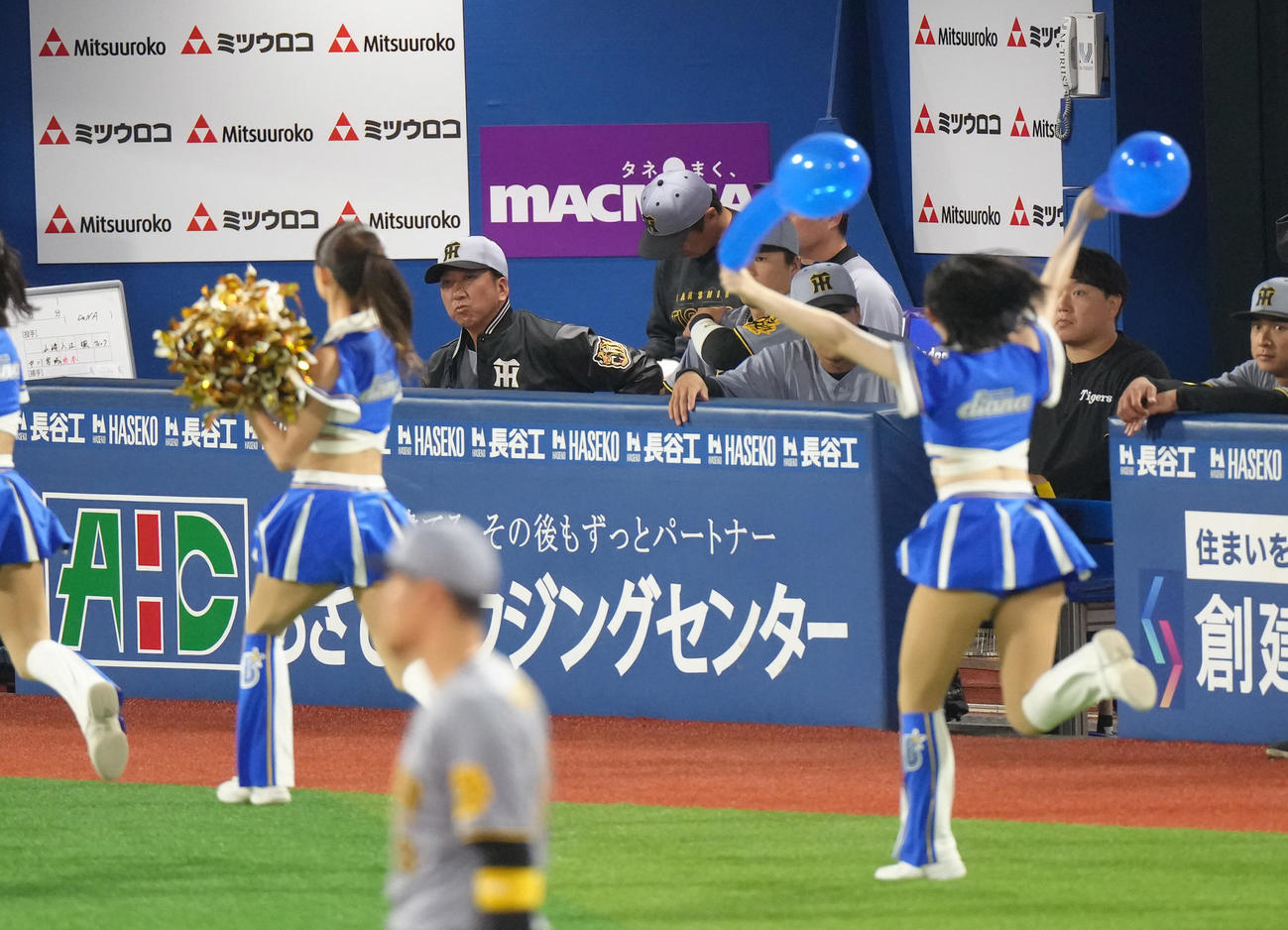 DeNA対阪神　7回、満塁のチャンスにに得点できず厳しい表情を見せる阪神藤川監督（左）（撮影・足立雅史）