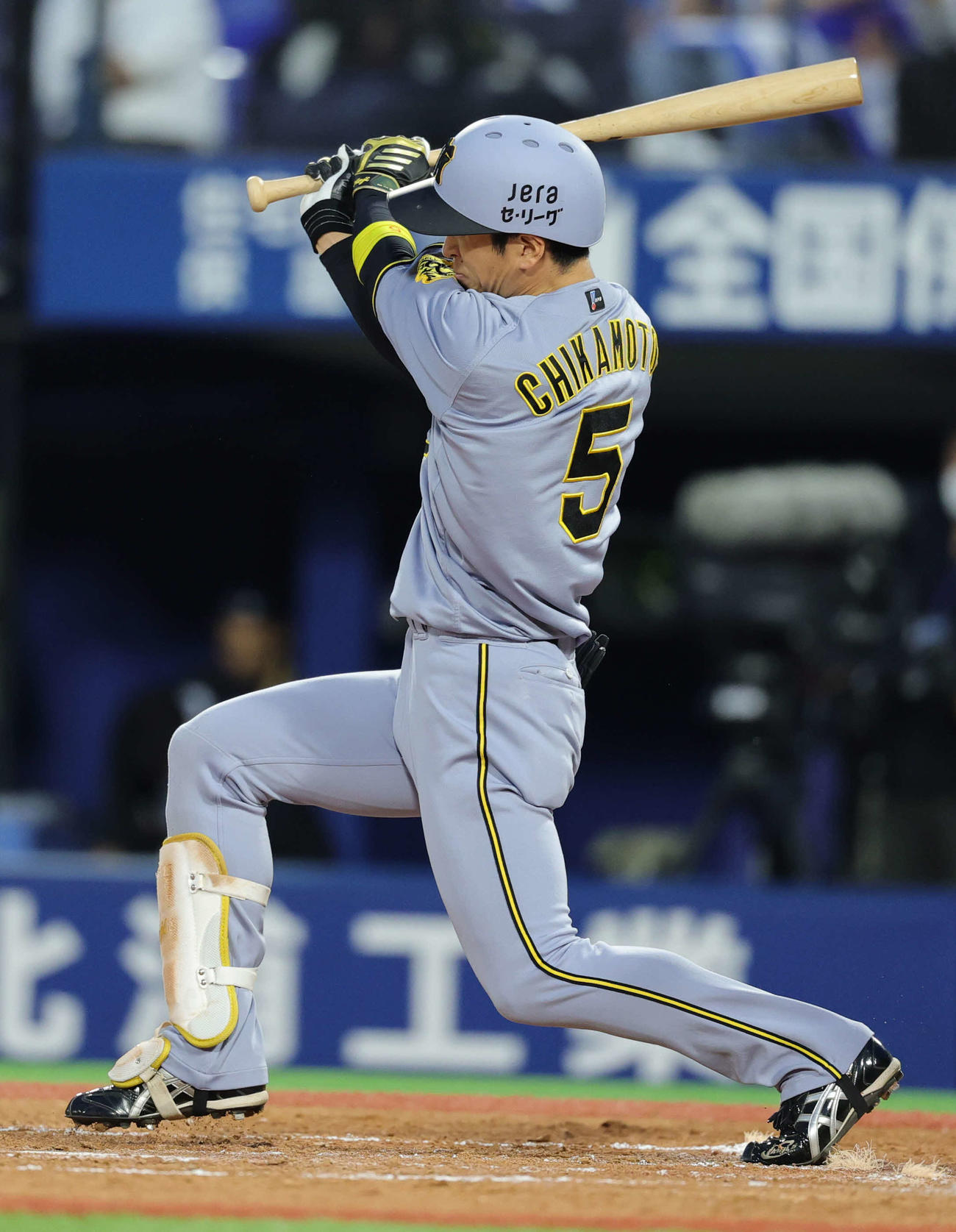 DeNA対阪神　3回表阪神2死二塁、一塁内野安打を放つ近本（撮影・野上伸悟）