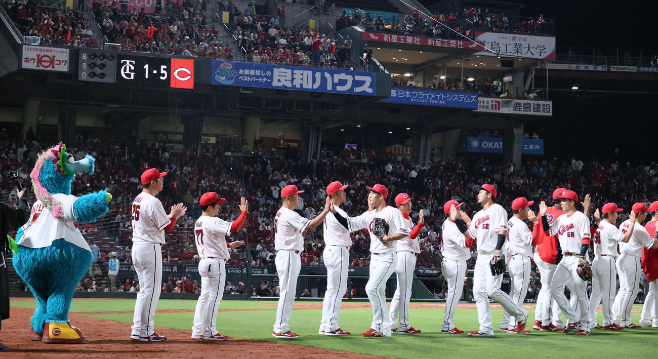 広島対巨人　巨人に快勝した広島ナインと新井貴浩監督（左）（撮影・加藤孝規）