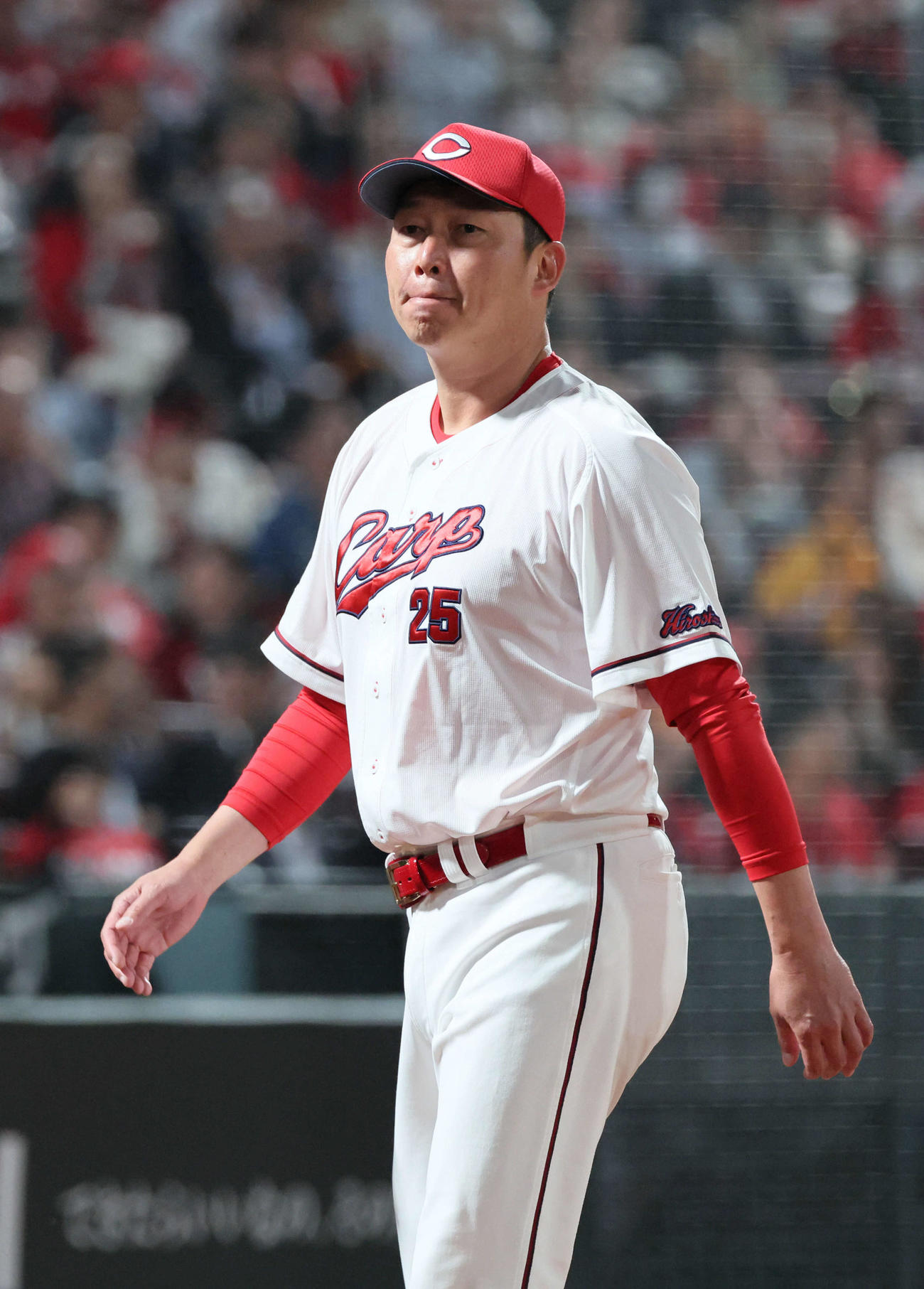 広島対巨人　5回表巨人2死満塁、交代を告げる新井監督（撮影・加藤孝規）