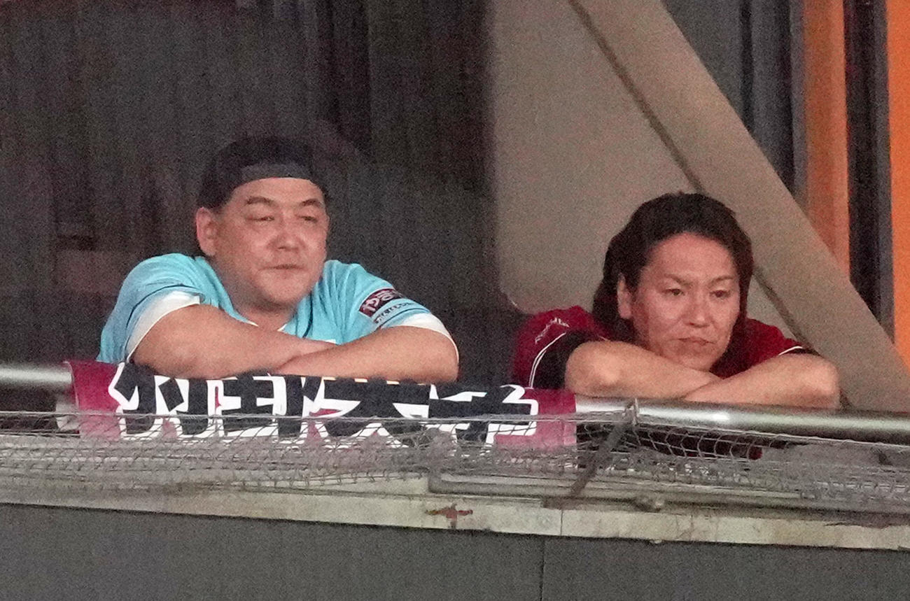 楽天対ロッテ　観戦するサンドウィッチマンの富澤たけし（左）と狩野英孝（撮影・江口和貴）