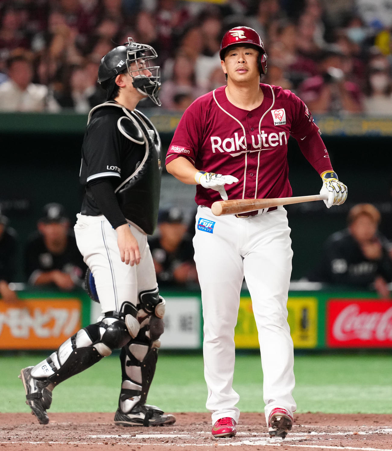 楽天対ロッテ　9回裏楽天1死一塁、四球を選んだ浅村（撮影・江口和貴）