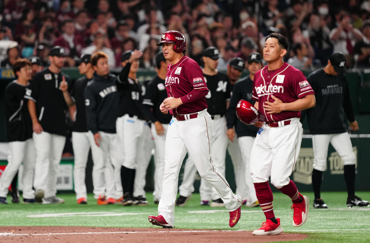 楽天対ロッテ　試合後、引き揚げる楽天浅村（左）（撮影・江口和貴）
