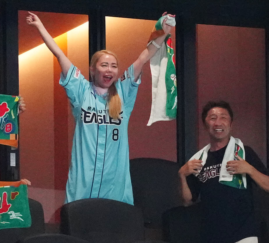 楽天対ロッテ　7回裏楽天無死、辰己が右前打を放ち、喜ぶ妻の鈴木セリーナさん（左）。右は内藤氏（撮影・江口和貴）