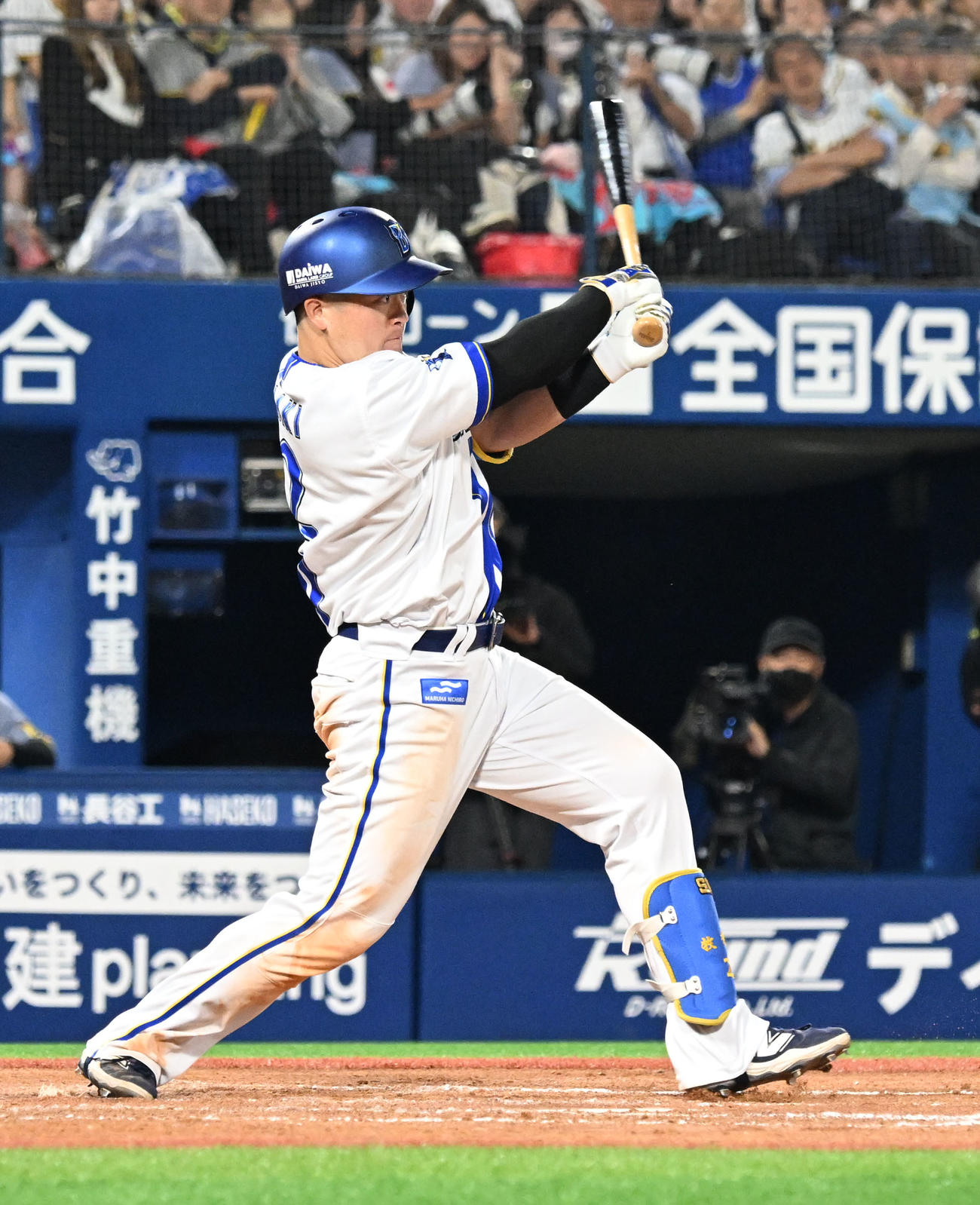 DeNA対阪神　8回裏DeNA2死一、二塁、牧が中前に先制適時打を放つ（撮影・千葉一成）