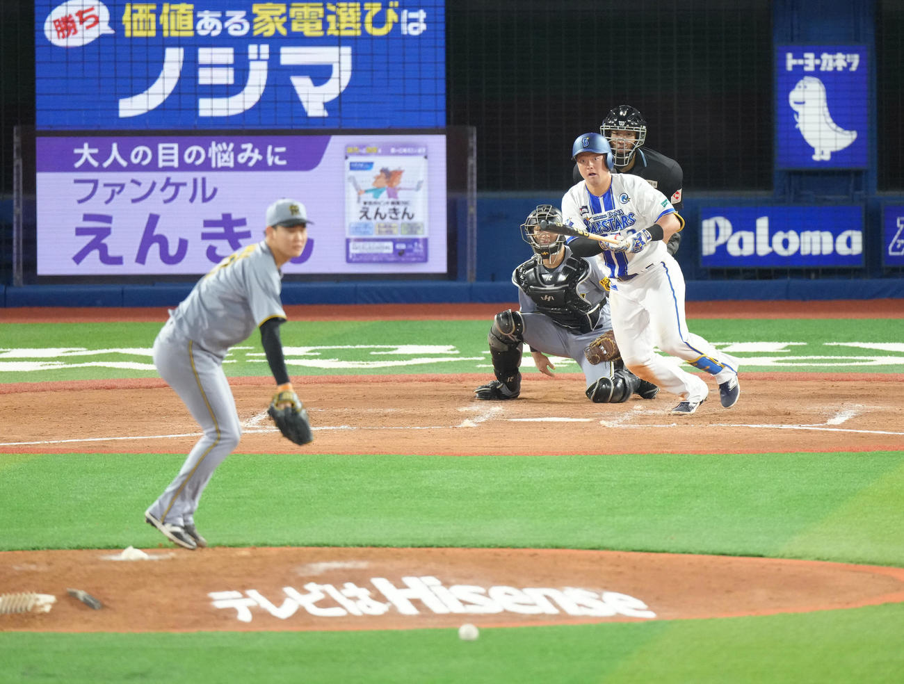 DeNA対阪神　8回裏DeNA2死一、二塁、牧は中前適時打を放つ。投手及川（撮影・足立雅史）