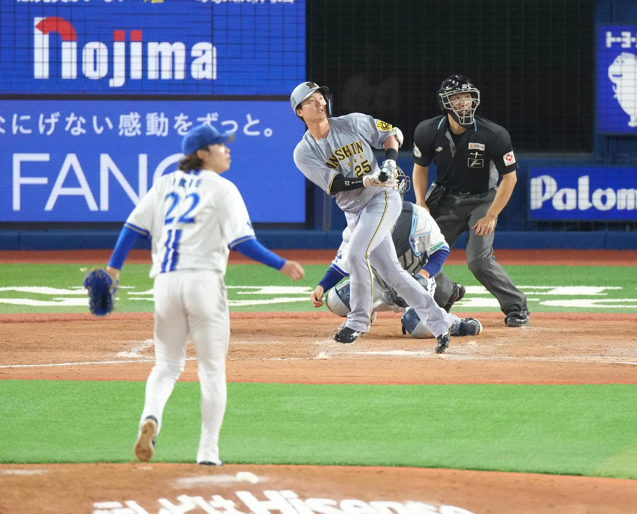 DeNA対阪神　9回表阪神2死一塁、渡辺は特大のファウルを放つ。投手入江（撮影・足立雅史）