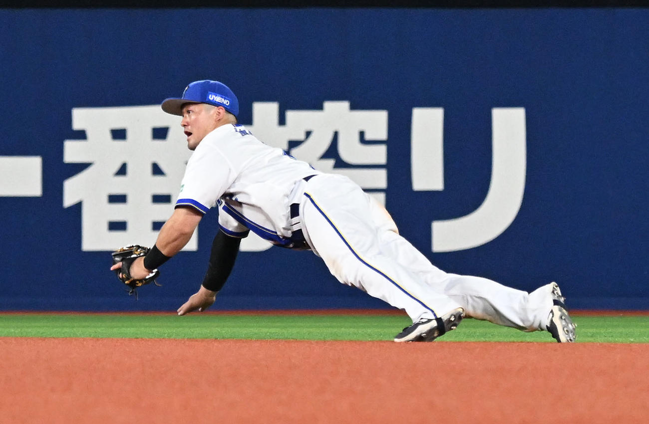 DeNA対阪神　9回表阪神2死一、二塁、近本の打球を好捕する二塁手牧（撮影・千葉一成）