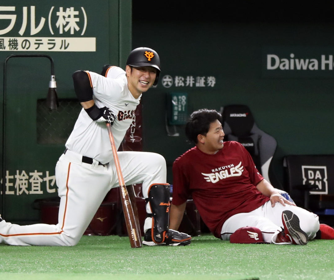 巨人対楽天戦で、試合前に談笑する中島宏之氏（左）と浅村栄斗＝21年5月