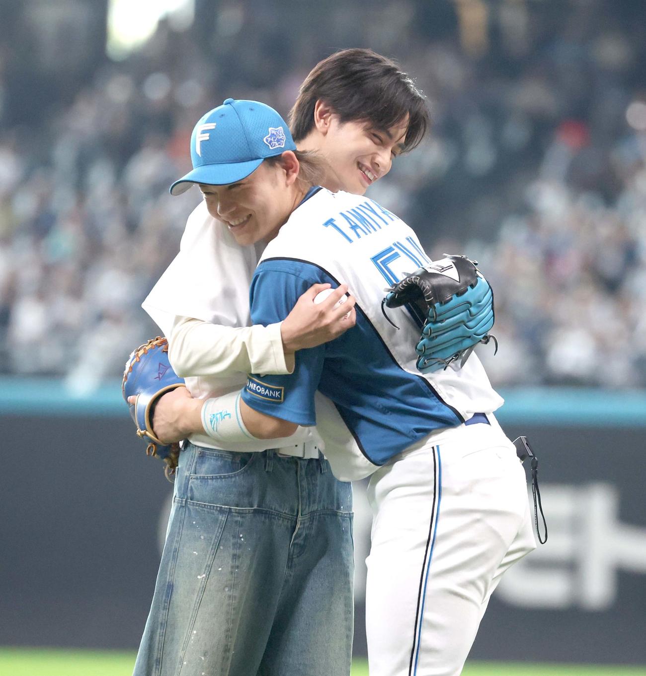日本ハム対オリックス　ファーストピッチセレモニーで投球後、田宮と抱き合う中島健人（撮影・黒川智章）