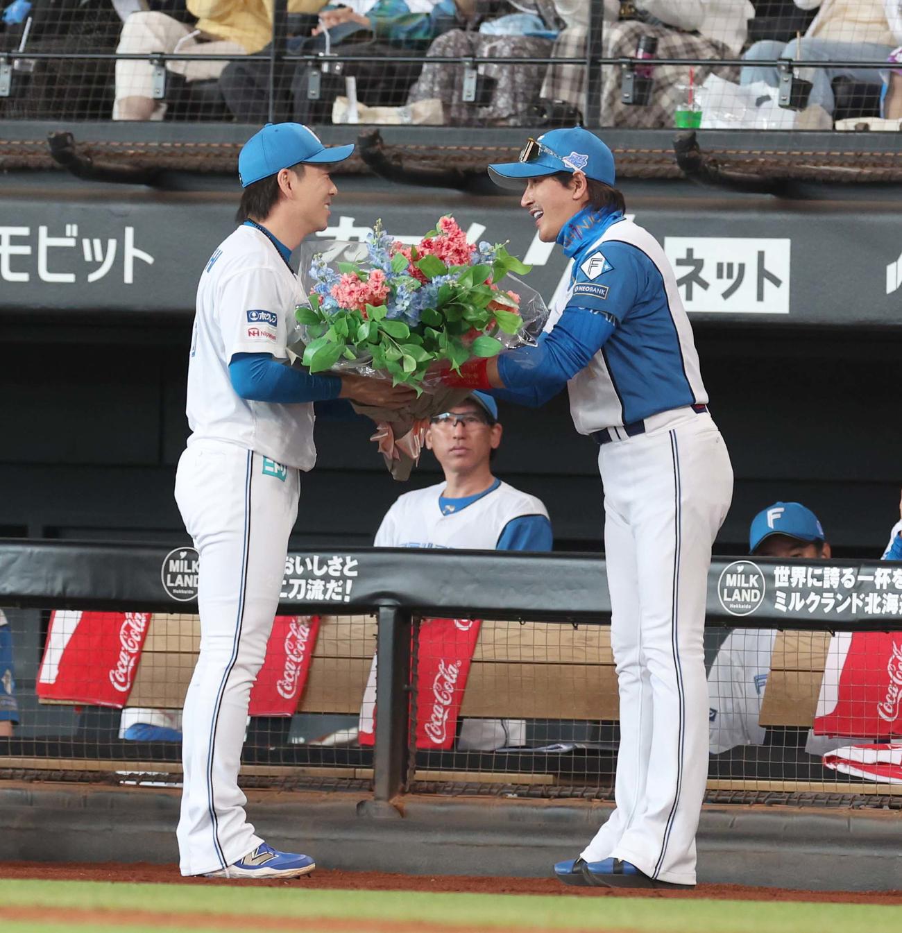 日本ハム対オリックスの7回途中登板し、連続救援登板新記録を達成し新庄監督から花束を渡される宮西（2025年5月15日撮影）