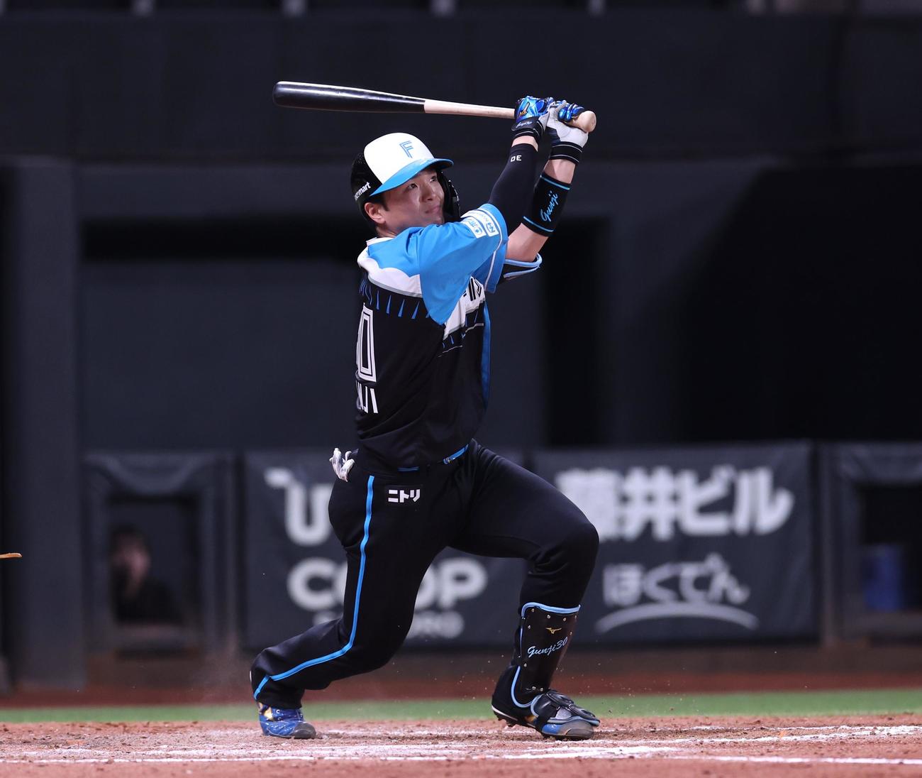 4月11日の西武戦で右越え2点本塁打を放つ郡司