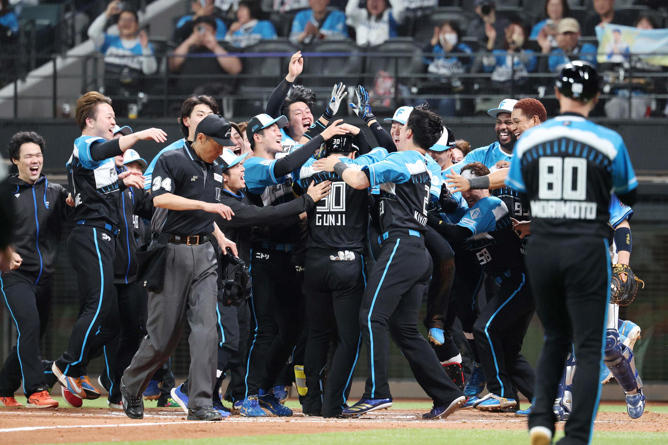右越えサヨナラ2点本塁打を放った郡司（中央）を迎えるナイン（2025年4月11日撮影）