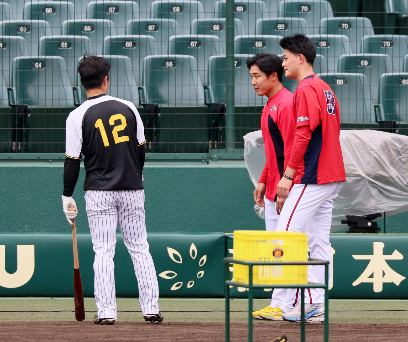 阪神対広島　阪神の練習中、坂本（左）に頭を下げに来た石原と右は岡本（撮影・加藤哉）