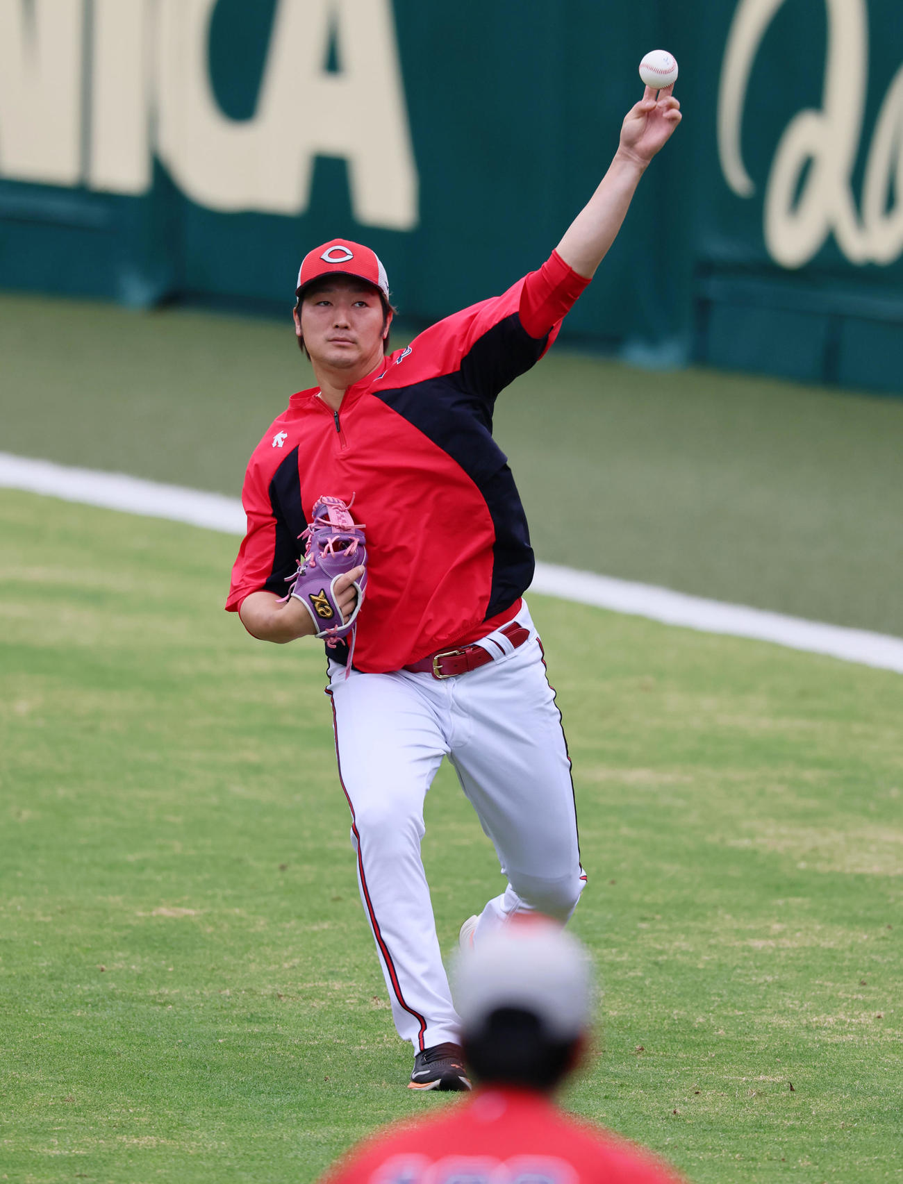 阪神対広島　練習でキャッチボールする広島床田（撮影・加藤哉）