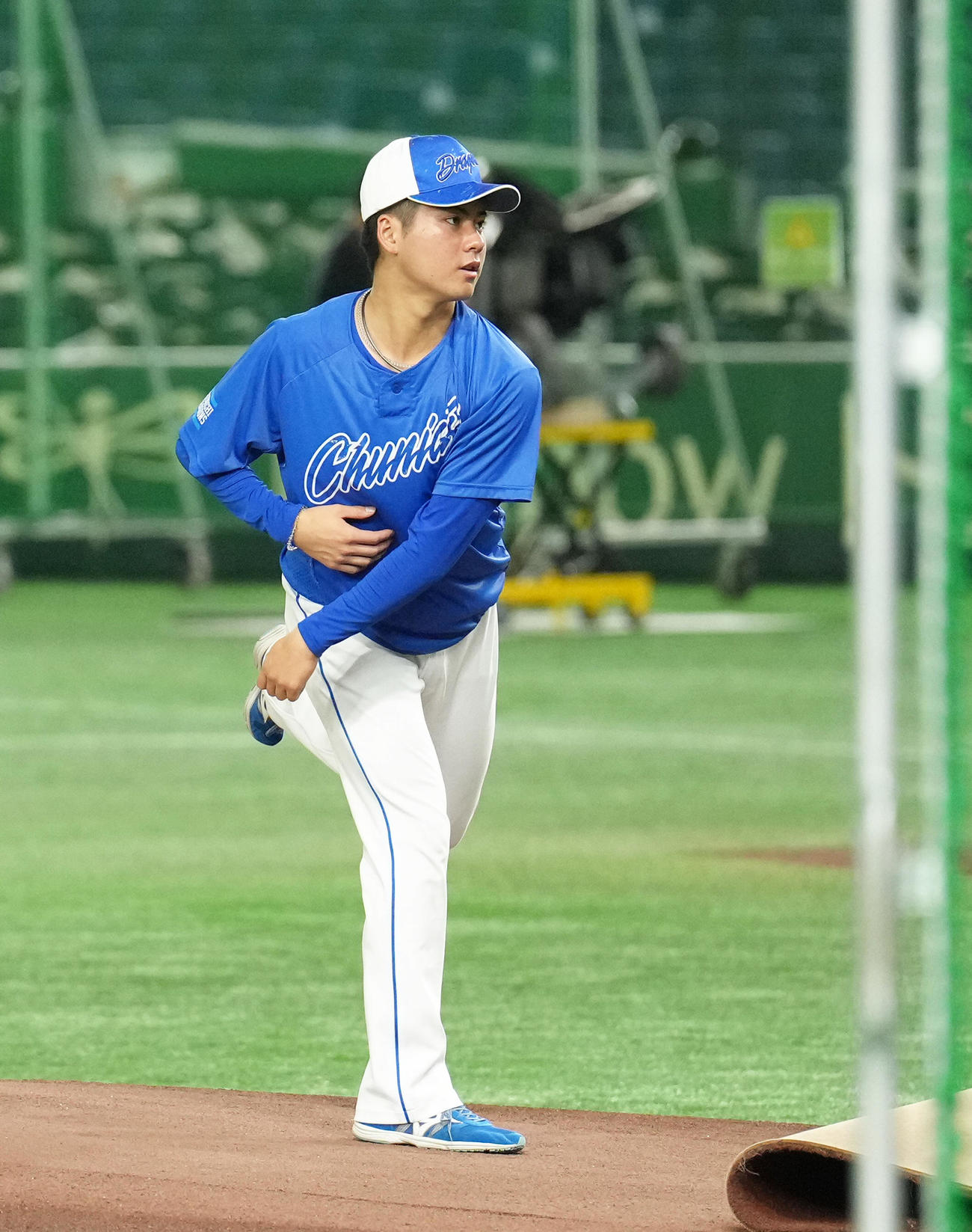 試合前、マウンドの感覚を確かめる中日金丸（撮影・足立雅史）