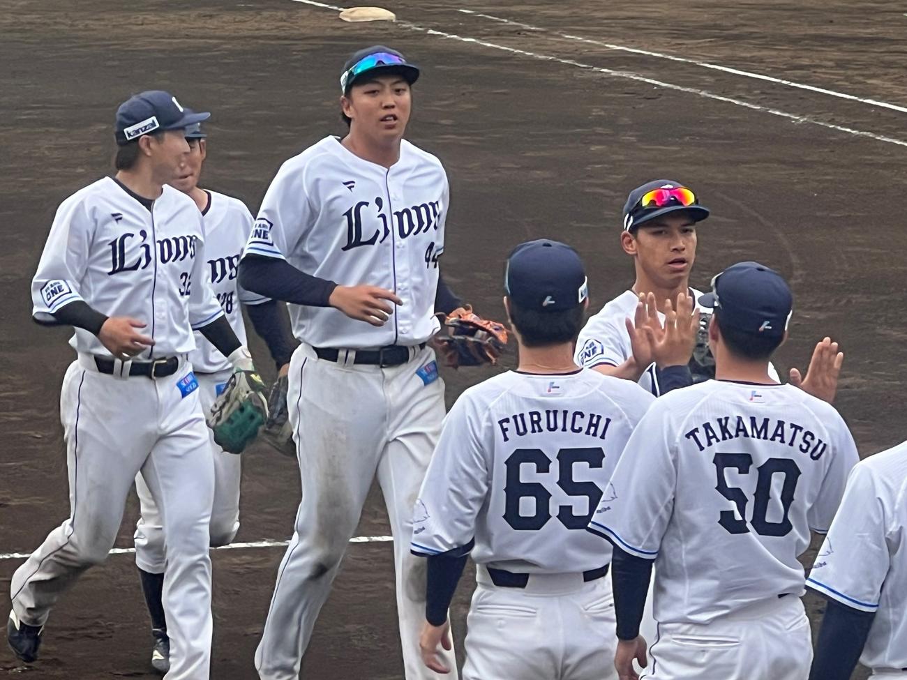 イースタン西武－DeNA 3安打した西武ドラフト4位の林冠臣（左から3人目）（撮影・金子真仁）