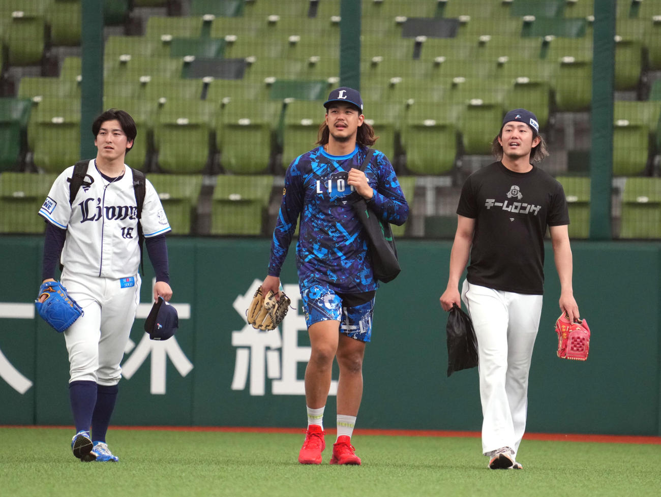 西武対オリックス　試合前の練習を終え、引き揚げる西武の、左から隅田、高橋、今井（撮影・狩俣裕三）