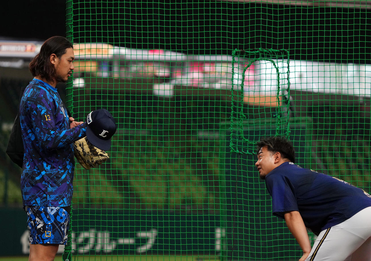 西武対オリックス　試合前に話し込む西武高橋（左）とオリックス森（撮影・狩俣裕三）