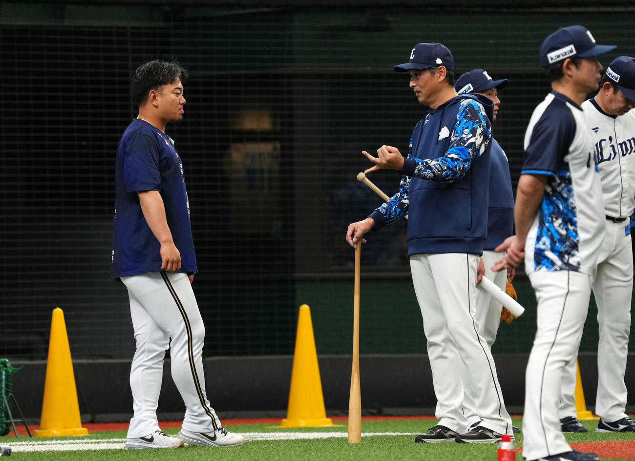 西武対オリックス　試合前、オリックス森（左）と談笑する西武西口監督（撮影・狩俣裕三）