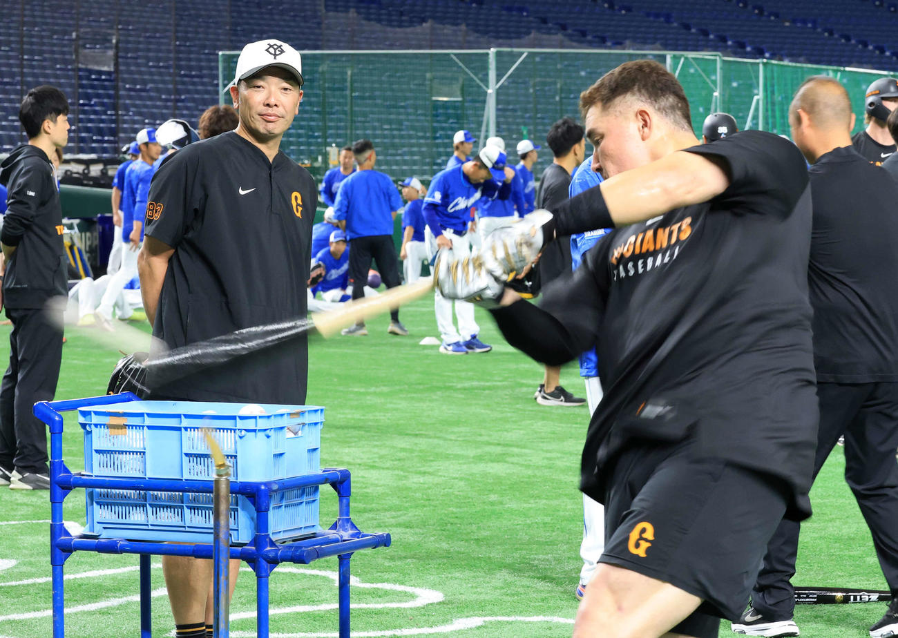 巨人対中日　巨人リチャード（右）の力強いティー打撃を笑顔で見つめる阿部監督（撮影・浅見桂子）