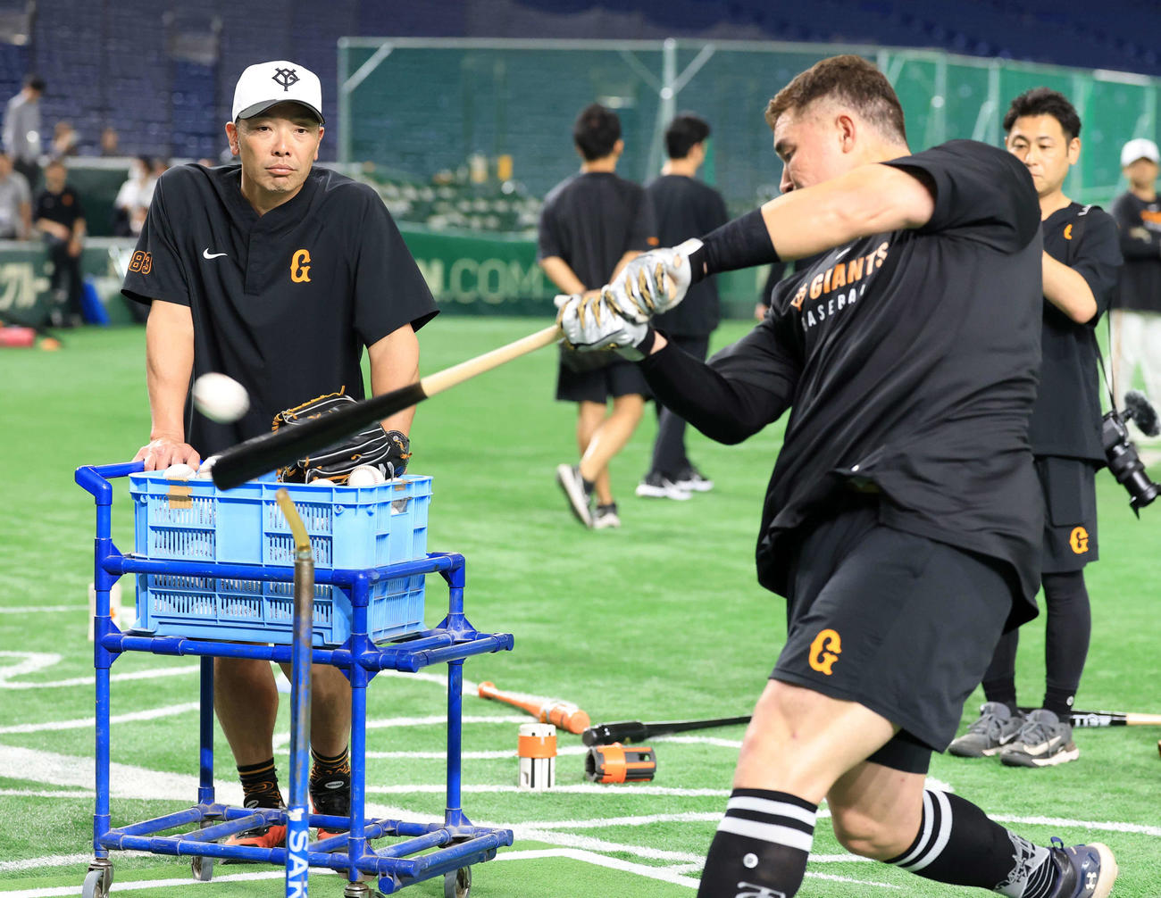 巨人対中日　巨人リチャード（右）の力強いティー打撃を見つめる阿部監督（撮影・浅見桂子）