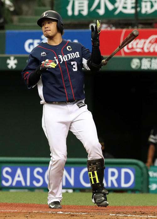 西武対ソフトバンク　2回裏西武2死一、三塁、浅村は通算100号となる左越え3点本塁打を放ち、バックステップしながらボールを見つめてバットを投げ捨てる（2017年5月20日撮影）