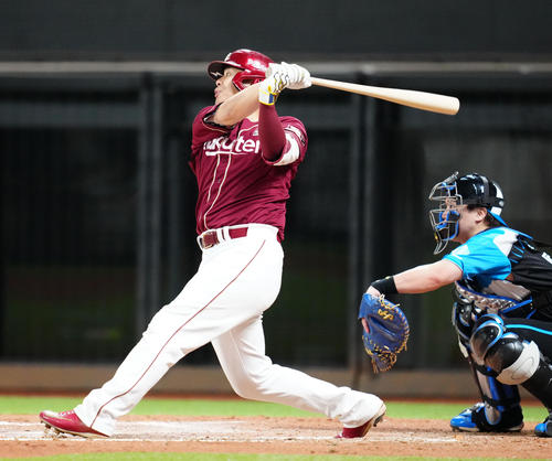 日本ハム対楽天　8回表楽天無死、通算300号となるソロ本塁打を放つ浅村（2025年4月22日撮影）