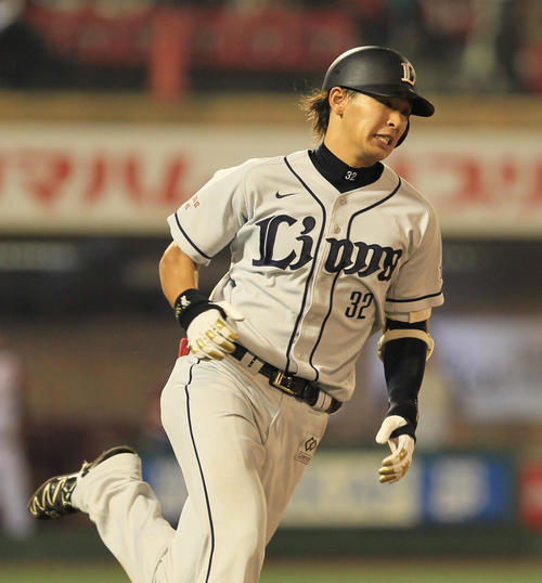 楽天対西武　6回表西武1死、左越えにプロ初本塁打を放ち全力疾走で一塁に向かう浅村栄斗（2010年8月10日撮影）