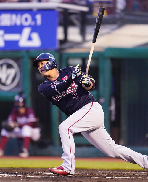 楽天対中日　3回裏楽天無死一、三塁、左前に先制の適時打を放つ浅村（2021年6月10日撮影）