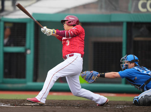 楽天対日本ハム　1回裏楽天1死二塁、通算2000安打となる先制適時打を放つ浅村（撮影・垰建太）