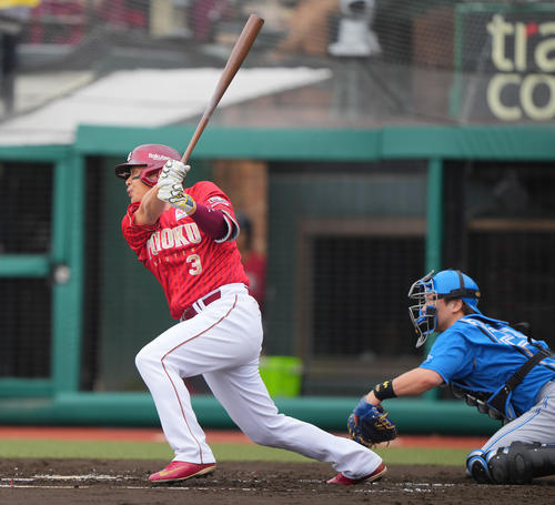 楽天対日本ハム　1回裏楽天1死二塁、通算2000安打となる先制適時打を放つ浅村（撮影・垰建太）