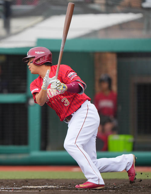 楽天対日本ハム　1回裏楽天1死二塁、通算2000安打となる先制適時打を放つ浅村（撮影・垰建太）