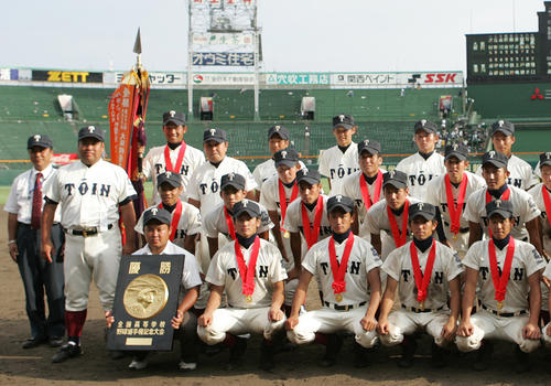 08年8月、第90回全国高校野球選手権記念大会　決勝戦　常葉学園菊川対大阪桐蔭　表彰式終了後、記念撮影に納まる大阪桐蔭ナイン、左から2人目は西谷監督、前列右端は浅村