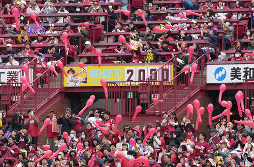 楽天対日本ハム　7回、楽天浅村の通算2000安打を祝福するかのように風船が舞い上がる楽天モバイルパーク宮城（撮影・足立雅史）