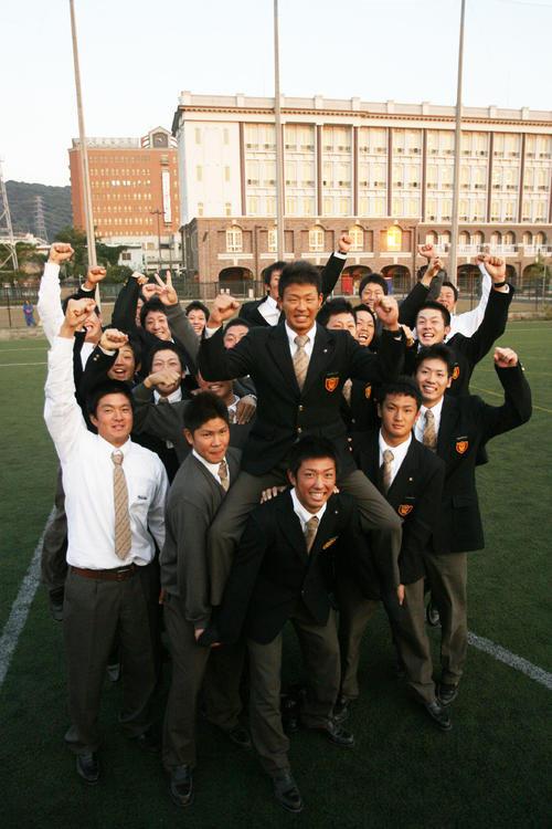 08年10月、西武の3位指名にチームメートととにガッツポーズする大阪桐蔭・浅村