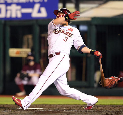 楽天対オリックス　3回裏楽天2死、浅村は同点の中越えソロ本塁打を放つ（2020年9月4日撮影）