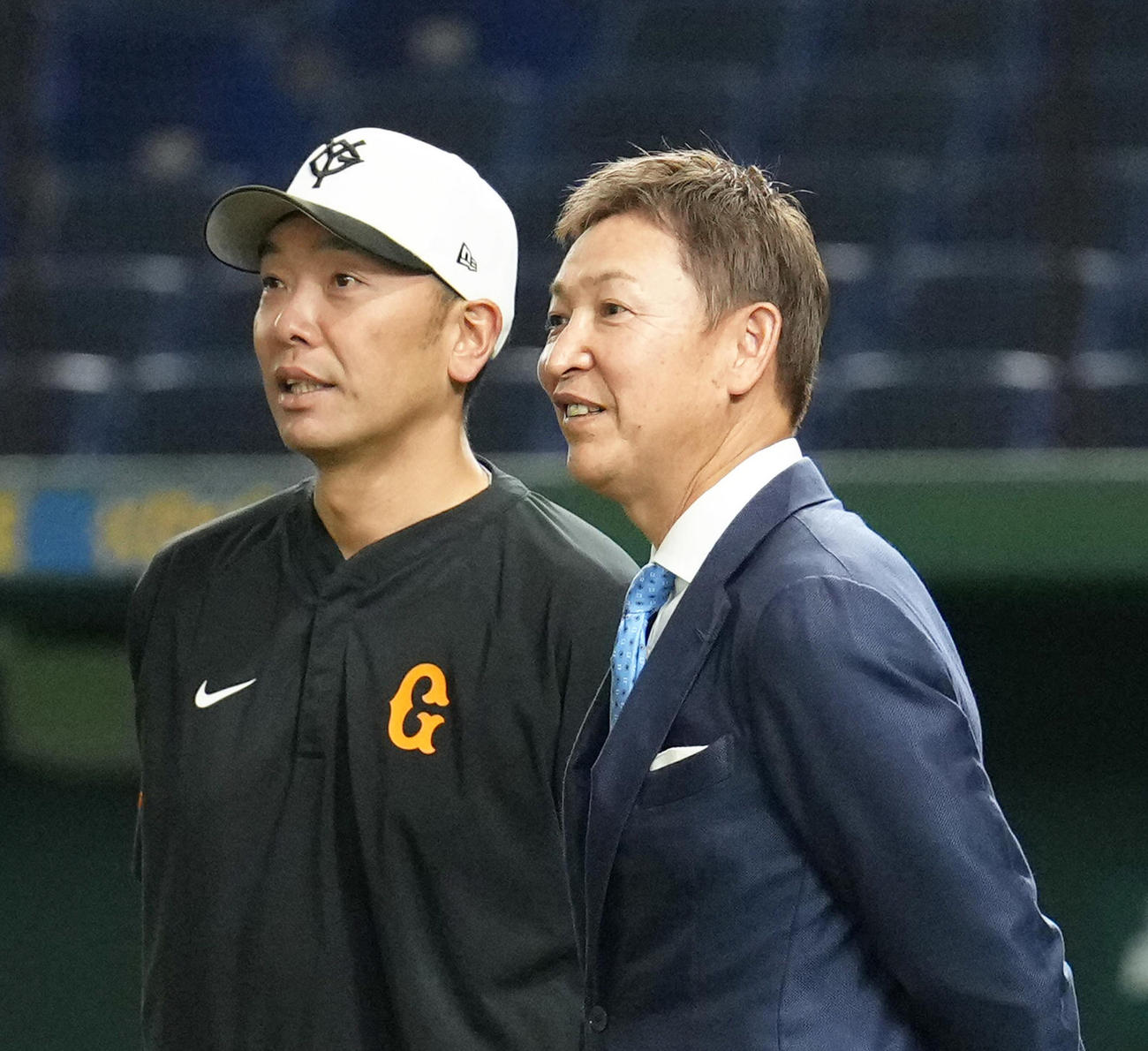 試合前、談笑する巨人阿部監督（左）と立浪氏（撮影・足立雅史）