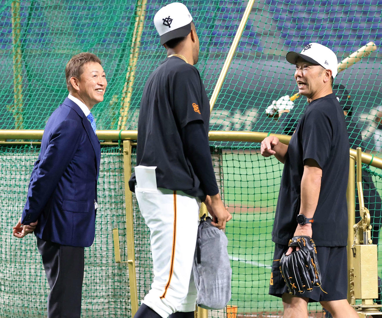 巨人対中日　試合前、立浪和義氏（左）にあいさつした巨人マルティネス（中央）は阿部監督と3人で談笑する（撮影・浅見桂子）
