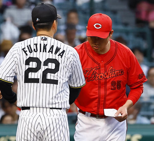 阪神藤川、広島新井両監督とも視線合わせず会話なし 4・20「警告試合