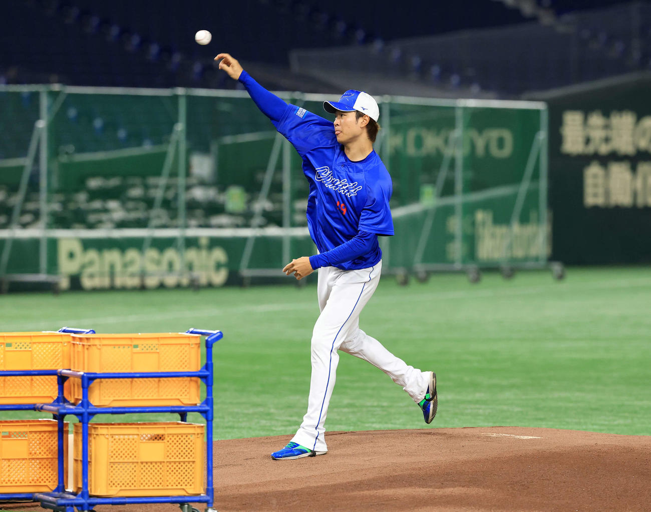 巨人対中日　試合前、マウンド確認する中日高橋宏（撮影・浅見桂子）
