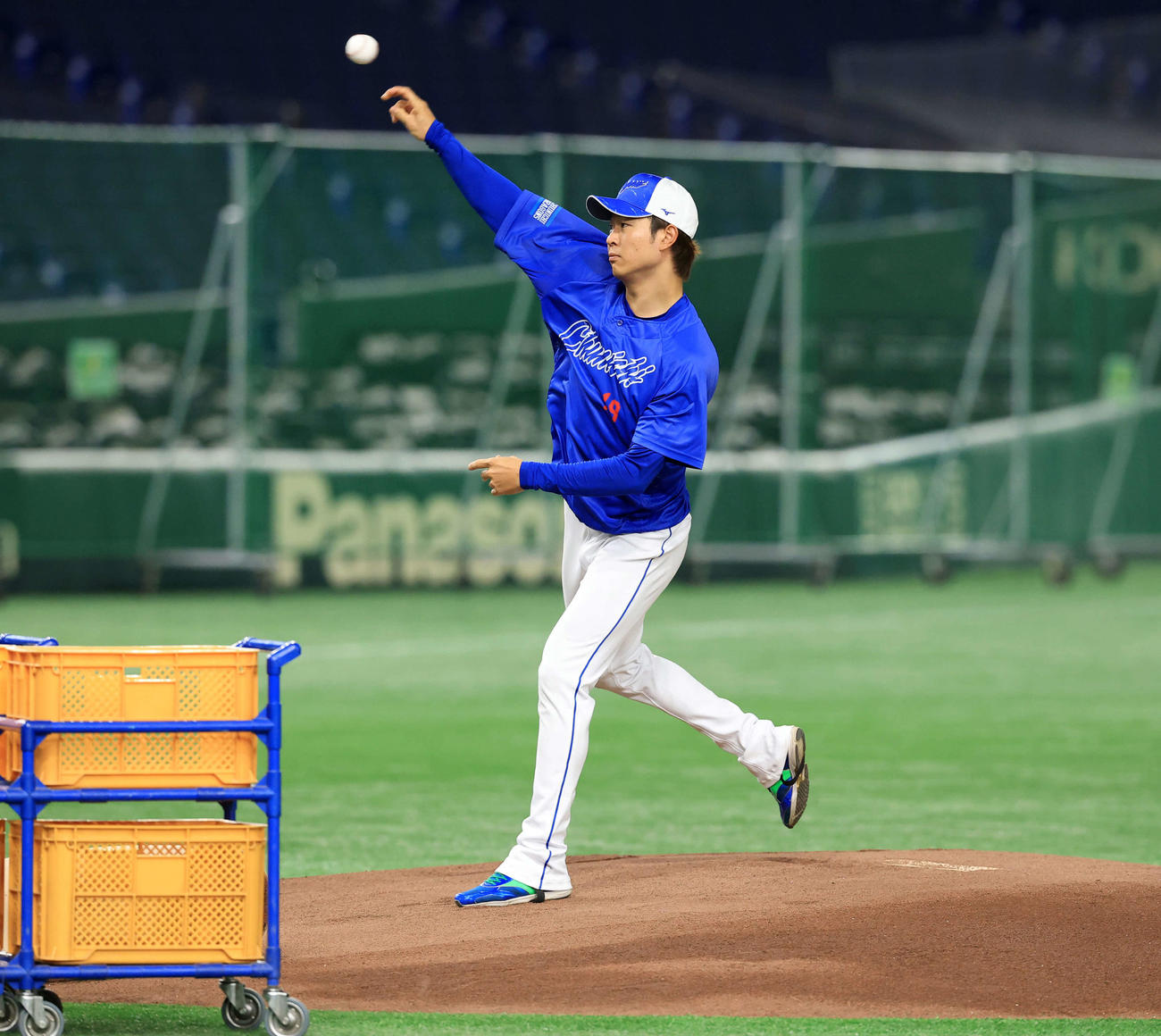 巨人対中日　試合前、マウンド確認する中日高橋宏（撮影・浅見桂子）
